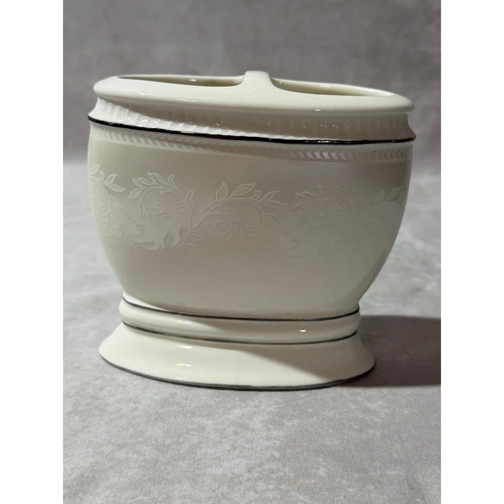 Hotel Collection Porcelain Bathroom Vanity Toothbrush‎ Holder Embossed Silver